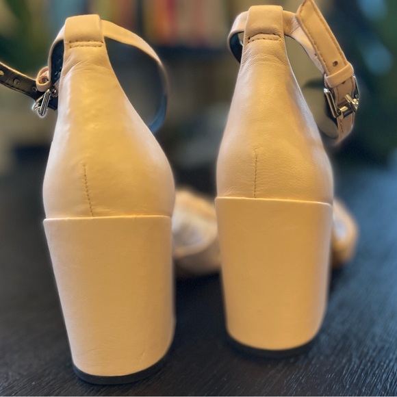 REBECCA MINKOFF NWT
Capriana Ankle-Strap Leather Sandals Size 7 - Picture 9 of 13